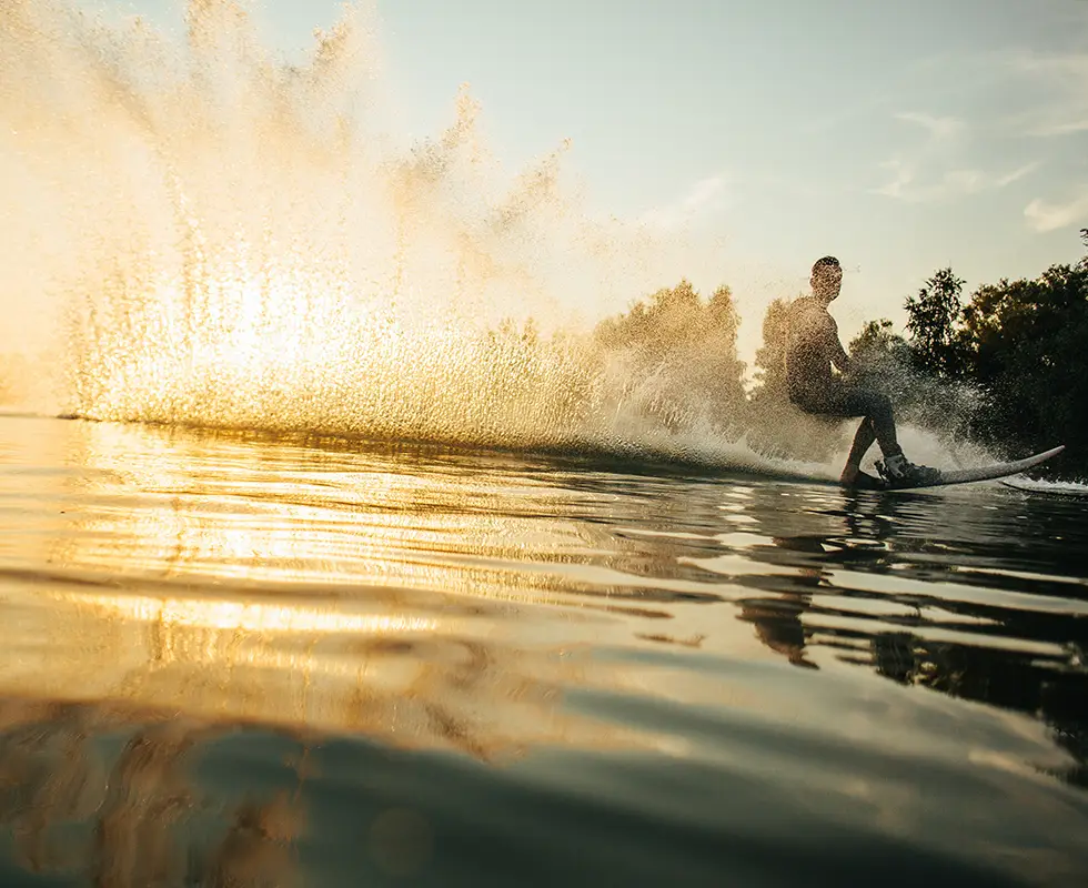Ski nautique sur un lac