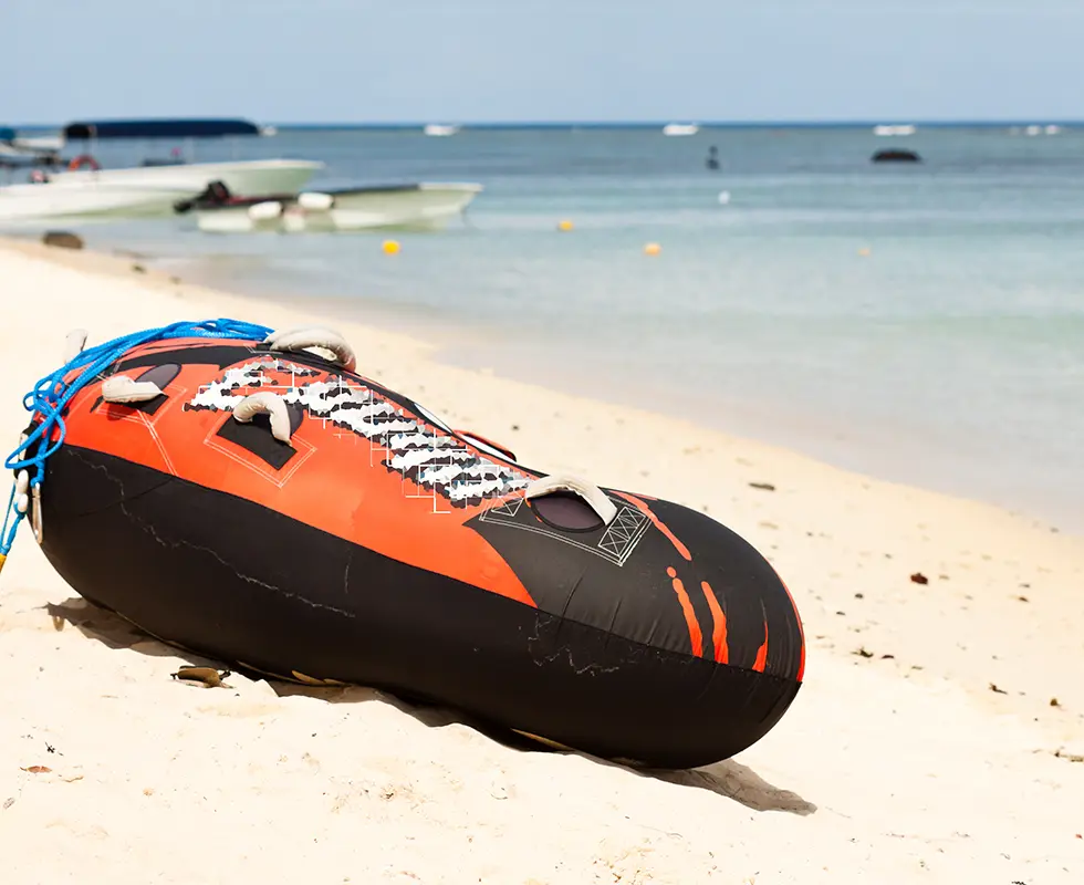 Bouée tractée sur la plage