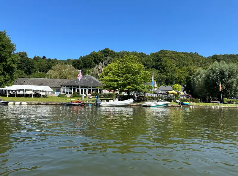 Bateau accosté à un quai
