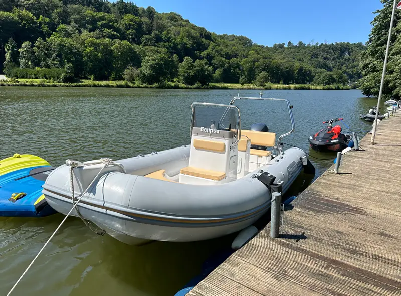 Bateau sur un lac